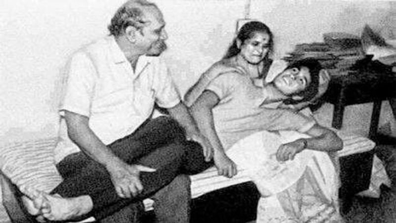 सचिन का नाम एक जाने माने म्यूजिक डायरेक्टर सचिन देव बर्मन के नाम पर रखा गया था। उनके परिवार के लोगों को उम्मीद थी कि सचिन बड़े होकर संगीत के क्षेत्र में अपना करियर बनाएंगे। इस फोटो में वो अपने माता-पिता के साथ नजर आ रहे हैं। 