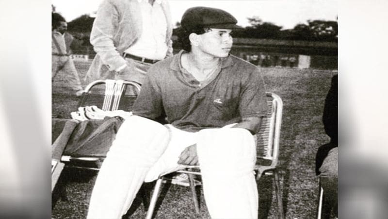 सचिन तेंदुलकर को उनके भाई अजीत तेंदुलकर ने सजा के तौर पर उन्हें क्रिकेट प्रैक्टिस के लिए भेजा था। यहां पर भी वो पैड पहनकर तुरंत खेलने के लिए तैयार हो गए थे और अपनी बारी आने का इंतजार कर रहे थे।
