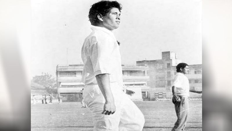 साल 1987 में सचिन ने 14 साल की उम्र में बाल ब्वॉय के रूप में काम किया था। यह फोटो इंडिया और जिम्बाब्वे के बीच वर्ल्डकप मैच की है।
