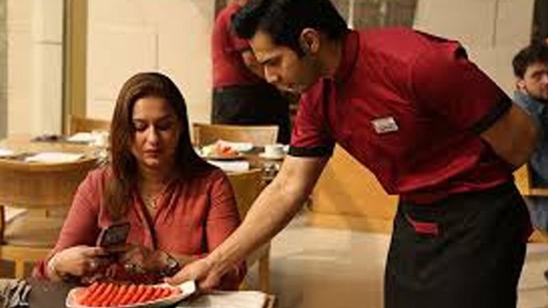 এমনকী একজন বিদেশী অভিনেতা বরুণকে প্রকৃত কর্মচারী হিসেবেও ভেবে নিয়েছিল।