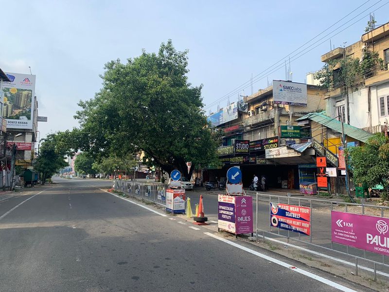 ഇതിനിടെ മാസ്ക് ധരിക്കതെ പുറത്തിറങ്ങിയ 30 പേര്ക്കെതിരെ പൊലീസ് കേസെടുത്തു. അവശ്യ സേവനങ്ങള്ക്ക് പുറത്തിറങ്ങുന്നവരെല്ലാം മാസ്ക് ധരിക്കണമെന്ന് പൊലീസ് ആവശ്യപ്പെട്ടു. ആലുവ റൂറലിലാണ് ഇത്രയും പേര്ക്കെതിരെ പൊലീസ് കേസെടുത്തിട്ടുള്ളത്.