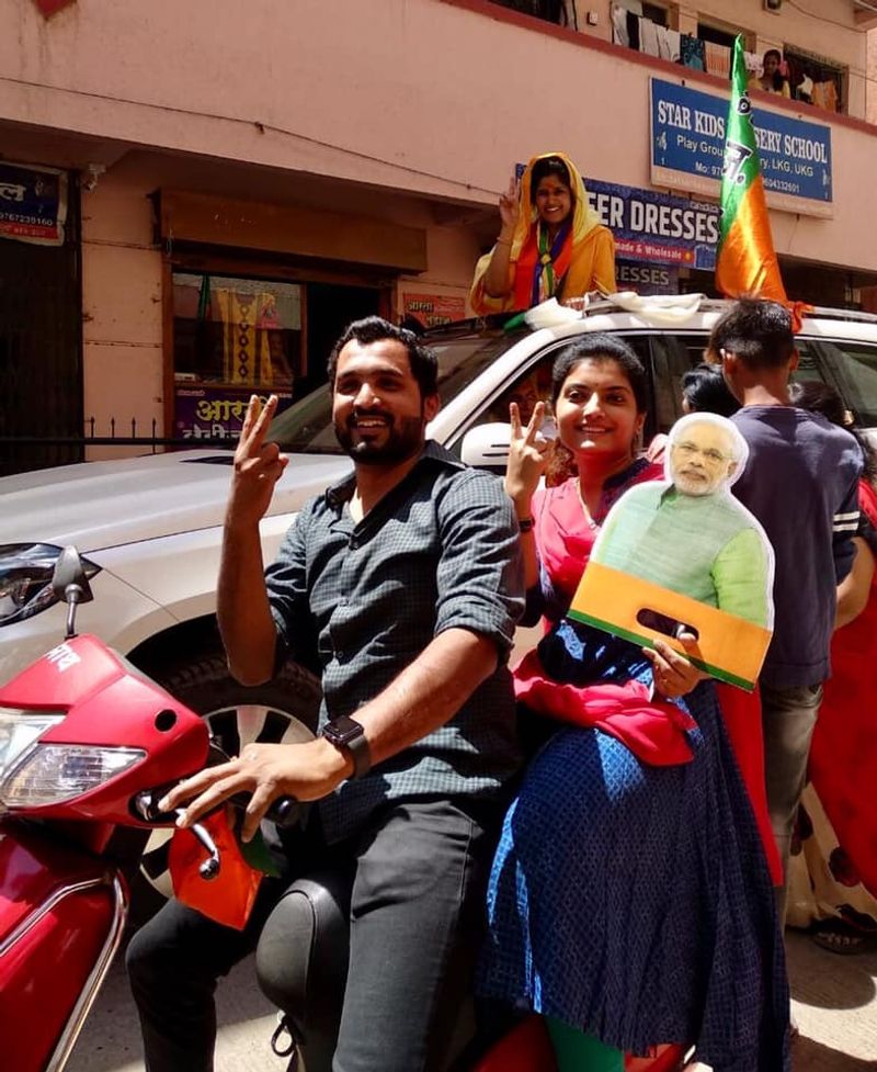 मोदी ने कहा, अब तो गांव के लोगों को गुस्सा आता होगा
पीएम मोदी ने कहा, अब तो गांव वाले थक गए होंगे। लोगों को गुस्सा आता होगा कि मोदी जी कैसे हैं? इतने दिनों से बंद करके रखा हुआ है। तब प्रियंका ने जवाब दिया, लोगों को घर में रहने की आदत नहीं है, इसलिए गांव के लोग थक गए हैं। लेकिन उन्हें पता है कि हमारे देश के प्रधानमंत्री जो कर रहे हैं वह हमारे स्वास्थ्य के लिए कर रहे हैं। तो लोग समझते हैं। 