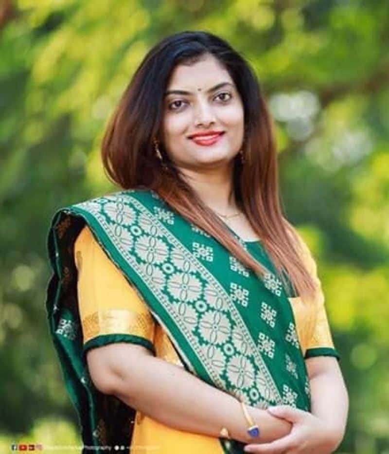 गांव की महिलाओं ने मास्क बनाए
प्रियंका ने बताया, गांव में जिन महिलाओं ने सिलाई का प्रशिक्षण लिया था, उन महिलाओं को मास्क बनाने का काम दिया। उन्होंने 5 हजार मास्क बनाए। फिर उनके द्वारा बनाए मास्क को पूरे गांव में बांट रहे हैं। एक निर्धारित टाइम में स्ट्रीट लाइट बंद रखी। जिसके जरिए सोशल डिस्टेंसिंग का पालन करने में मदद मिली।