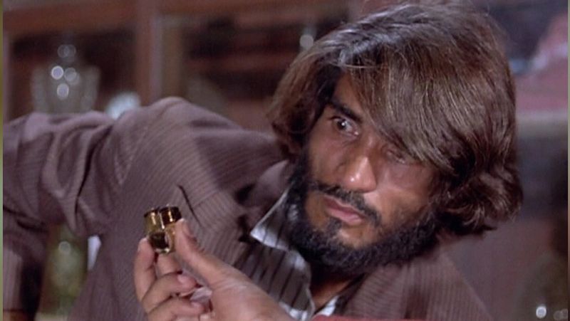 शबाना आजमी की मां शौकत कैफी को उन दिनों एक नाटक के लिए दुबले-पतले शख्स की जरूरत थी। मैक के किसी दोस्त ने उन्हें इसके बारे में बताया। उन्हें पैसों की जरूरत थी। वे शौकत के पास नाटक में काम मांगने पहुंच गए और यहीं से उनका एक्टिंग करियर शुरू हुआ।