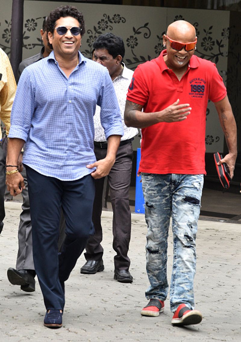 సామాజిక నేపథ్యం కూడా చెప్పుకోలేని వైనం!భారత టెస్టు క్రికెట్కు నలుగురు దళితులు ప్రాతినిథ్యం వహించినా.. ఏనాడూ ఆ నలుగురిలో ఒకరైనా బహిరంగంగా తమ సామాజిక నేపథ్యం వెల్లడించలేదు. సచిన్ టెండూల్కర్ చిన్ననాటి స్నేహితుడు వినోద్ కాంబ్లి చివరగా భారత క్రికెట్కు ప్రాతినిథ్యం వహించిన దళిత క్రికెటర్.రమాకాంత్ అచ్రేకర్ శిష్యులలో ఒకరైన అనిల్ గురవ్కి ముంబయి వివ్ రిచర్డ్స్ అని పేరు. ఒకప్పటికి సచిన్ ఆడిన టీం కెప్టెన్ పూర్తిగా క్రికెట్కు దూరమైపోయాడు. ఎంత ప్రతిభ ఉన్నప్పటికీ సెలక్షన్ ప్రక్రియలో 'కుటుంబ నేపథ్యం' ప్రధానం అవుతుందని ఓ ఇంటర్వ్యూలో అనిల్ ఆవేదన వ్యక్తం చేశారు.