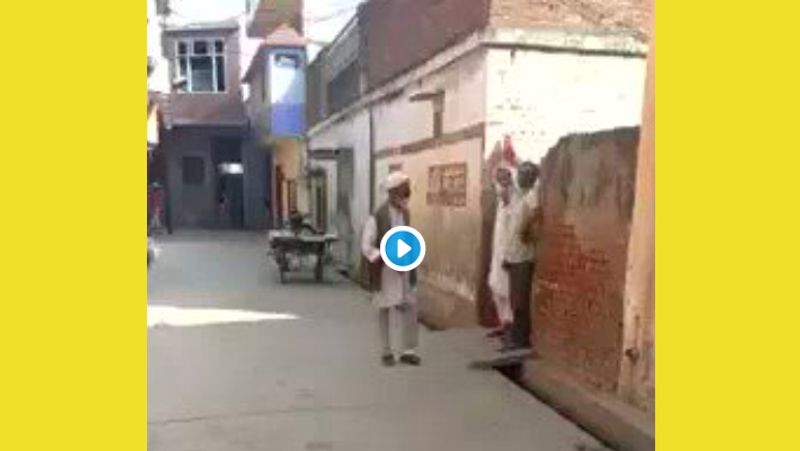 वीडियो बना रहा शख्स सवाल पूछता है, ये क्या कर रहे थे.. ये बोतल में टॉयलेट करा और केले पर छिड़का इन्होंने। इस सवाल के बाद बुजुर्ग शख्स वीडियो में कान पकड़ते और उठक बैठक करते दिखता है। बुजुर्ग को यह भी कहते सुना जा सकता है कि, "मुझसे गलती हुई। मैं गरीब आदमी हूं। मुझे हार्ट की भी समस्या है।" 