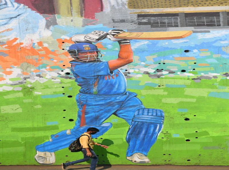 ২৪ এপ্রিল সচিন তেন্ডুলকরের ৪৭ তম জন্মদিন। কিন্তু বর্তমানে করোনা ভাইরাস মহামারীর ফলে দেশ জুড়ে চলছে লকডাউন। করোনা মোকাবিলায় একাধিক সামাজিক সচেতনতার বার্তা দিয়েছেন মাস্টার ব্লাস্টার পাশাপাশি ৫০ লক্ষ টাকার অনুদানও দিয়েছেন। দেশের এই বিপদের দিনে করোনা যোদ্ধাদের সম্মান জানাতে নিজের জন্মদিন এইবছর পালন না করার সিদ্ধান্ত নিয়েছেন সচিন তেন্ডুলকর। তবে তার ক্রিকেট ঈশ্বরের এই বিশেষ দিনে এশিয়ানেট নিউজ বাংলার পক্ষ থেকে রইল অনেক শুভেচ্ছা।