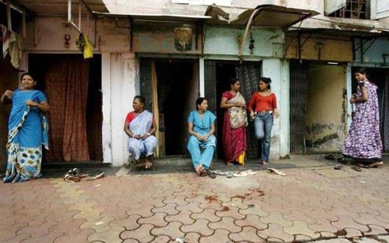 कमाठीपुरा की सेक्स वर्कर्स को कोरोना के खतरे के बारे में बताया गया। साथ ही इससे बचाव का तरीका भी। अब यहां कोई कस्टमर नहीं आता। 
