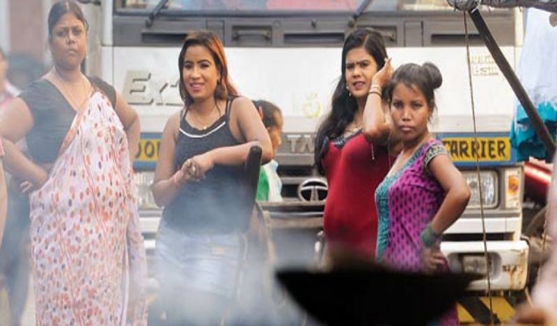 मुंबई के कामाथीपुरा इलाके में सेक्स वर्कर्स को लॉकडाउन के कारण समस्या का सामना करना पड़ रहा है।