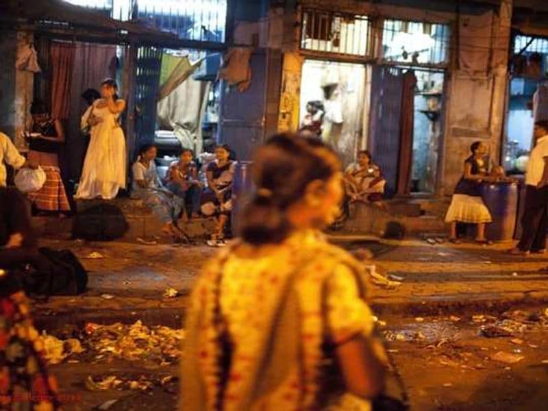 कमाठीपुरा मुंबई के दो पॉश एरिया के बीच पड़ता है। मालाबार हिल, कोलाबा, वर्ली और मझगांव के ठीक बीच में ये बसा है। अभी तक इस एरिया का डेवलपमेंट नहीं हुआ है। 