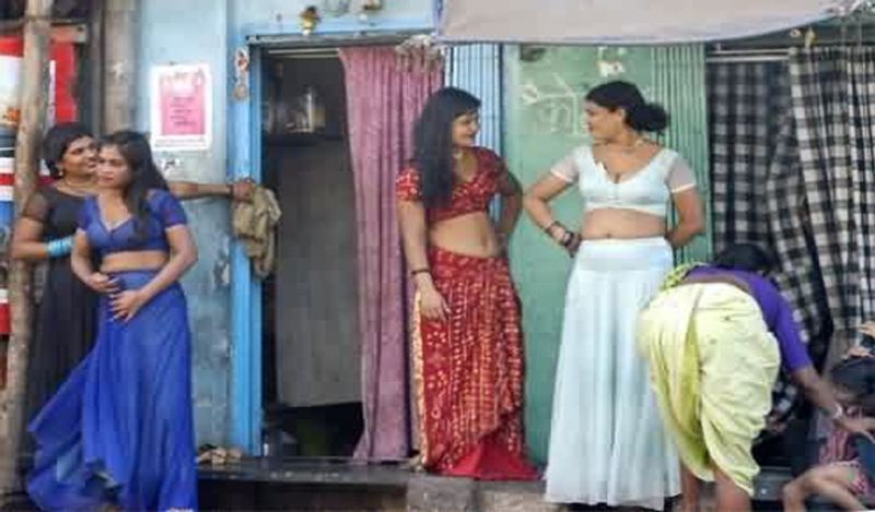 दक्षिण मुंबई में कमाठीपुरा देश के सबसे बड़े रेड-लाइट क्षेत्रों में से एक है। COVID-19 के कारण हुए लॉकडाउन के बाद अब यहाँ कोई ग्राहक नहीं आता। ये वर्कर्स सेविंग भी नहीं कर पाती। ऐसे में अब उनके सामने भूखे मरने की नौबत आ गई है। 