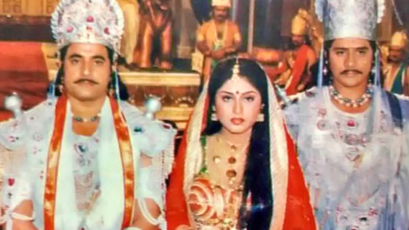 बता दें कि बीआर चोपड़ा द्वारा निर्देशित महाभारत का पहला प्रसारण 2 अक्टूबर, 1988 से शुरू हुआ था, जो कि 24 जून, 1990 तक चला था। 