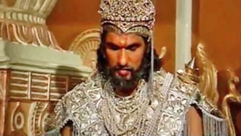 एक शख्स ने ट्वीट कर लिखा- भीष्म पिताह एयर कूलर का इस्तेमाल कर रहे हैं। वहीं एक और शख्स कहता है- कूलर का आविष्कार 1951 में हुआ था। लो भीष्म पितामाह सोच रहे हैं कि अपुन हिच भगवान है।