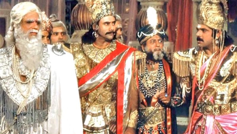 वहीं कई लोग ऐसे भी हैं, जो यह कह रहे हैं कि फोटो के साथ छेड़छाड़ की गई है। ये पिलर का डिजाइन है ना कि कूलर है।