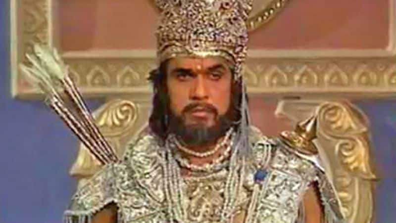 एक शख्स ने मजे लेते हुए लिखा कि ये दिव्य कूलर है। एक यूजर ने लिखा- हां तो भीष्म पितामह गर्मी से क्यों मरें? 