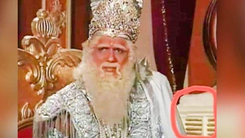 दरअसल, महाभारत के उस सीन को बेहद गौर से देखने पर आपको पता चलेगा कि लोग जिसे कूलर समझ रहे हैं दरअसल वह राज दरबार के पिलर का डिजाइन है। साथ ही जब इसी सीन को दूसरे एंगल से देखते हैं तो वह साफतौर पर पिलर नजर आता है।