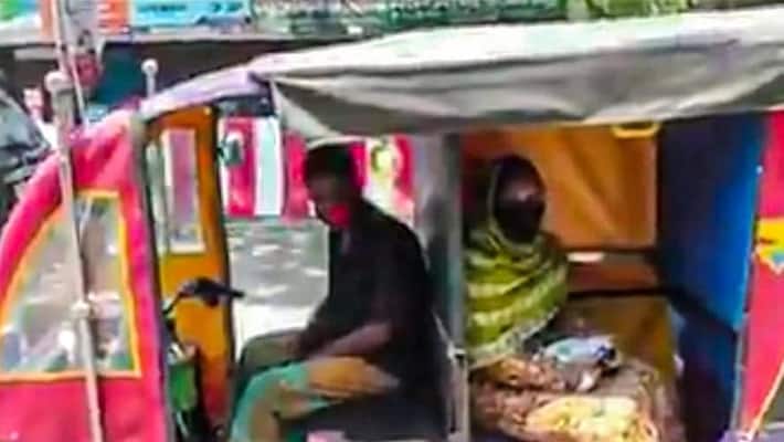 anand mahindra shares video of e-rickshaw with social distancing in twitter anand mahindra shares video of e-rickshaw with social distancing in twitter