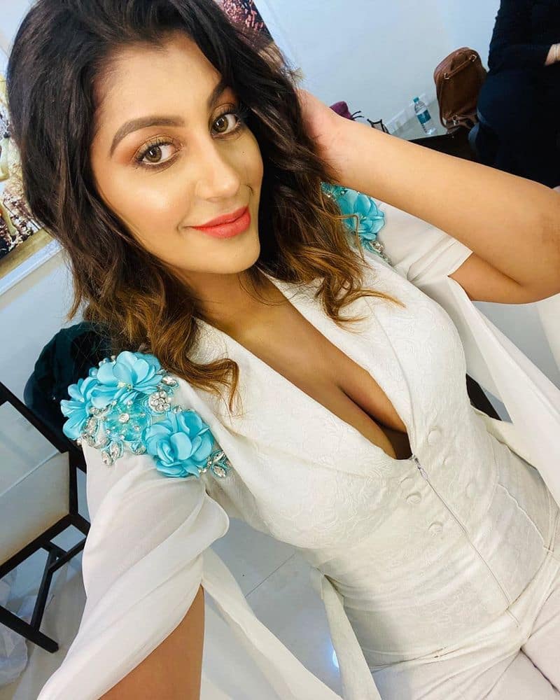 Actress Yashika Anand Hot Top Angle Selfie Going Viral