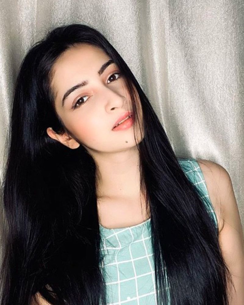 বই পড়া, গল্প লেখা এগুলোও রয়েছে শ্রীমার প্রতিভার তালিকায়। সম্প্রতি বিশ্ব বই দিবসে পোস্ট করেছিলেন একটি ছবি।