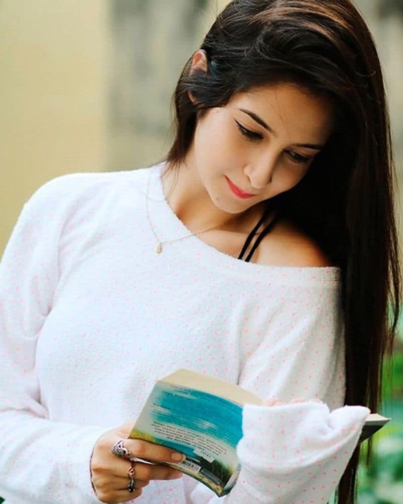 কবিতা আবৃত্তি করে শুনিয়েছেন নিজেদের ভক্তদের। শ্রীমার এই গুণে মুগ্ধ নেটিজেনরা।