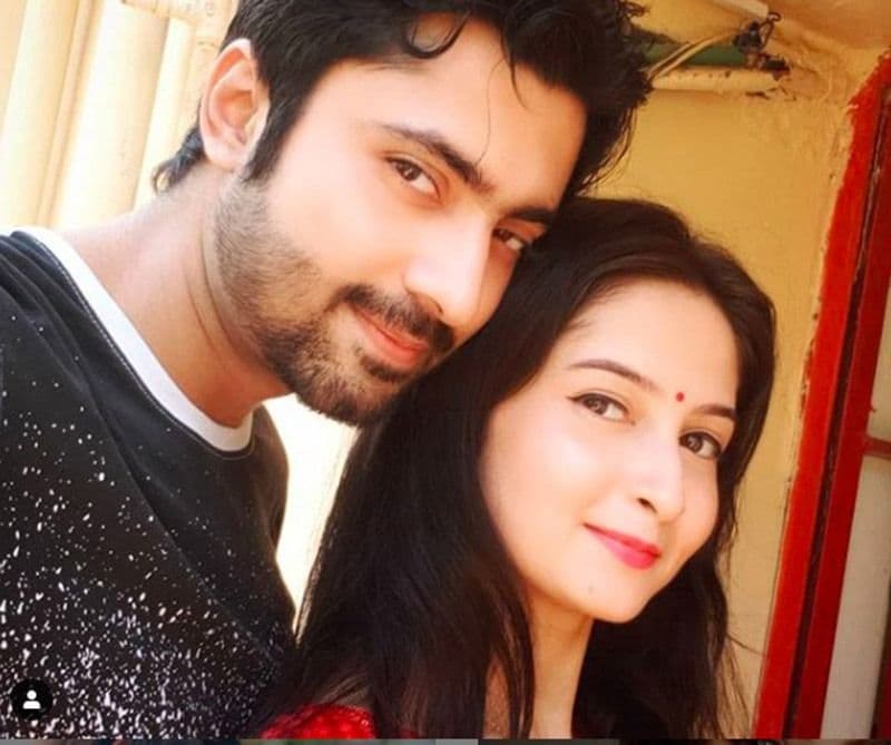 <p> বাংলা ধারাবাহিকের দুই জনপ্রিয় অভিনেতা অভিনেত্রী ইতিমধ্যেই সোশ্যাল মিডিয়ায় জনপ্রিয় ছিলেন। </p>