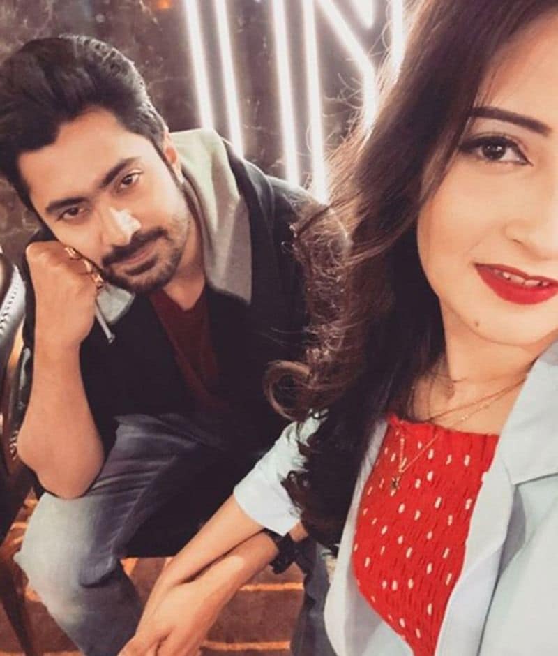 <p><br />
একে অপরের সঙ্গে প্রেমে মশগুল টলিপাড়ার লাভবার্ডস গৌরব রায় চৌধুরী ও শ্রীমা ভট্টাচার্য।</p>