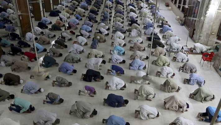 Ramadan begins amid lockdown, Imams not listening to government in Pakistan, people perform mass prayers kpb Ramadan begins amid lockdown, Imams not listening to government in Pakistan, people perform mass prayers kpb
