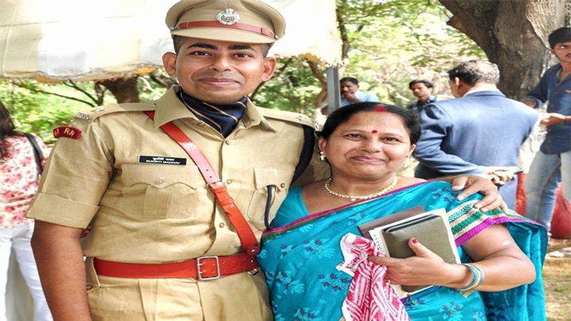 मूल रूप से बिहार के जमुई जिले के मलयपुर गांव के रहने वाले सुकीर्ति ने सरकारी स्कूल से अपनी पढ़ाई पूरी की है। उनके पिता कृष्ण कांत मिश्र जूनियर हाईस्कूल में टीचर और मां कविता मिश्र हाउसवाइफ हैं। 