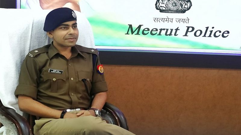 वर्तमान में वे वाराणसी में एसपी के पद पर तैनात हैं। लेकिन सबसे ज्यादा चर्चा में वे अपने इस नौकरी के कारण नहीं हैं। बल्कि अपने कविता लेखन के हुनर से देशभर में चर्चित हैं। उनकी लिखी कविता 'मैं खाकी हूं' पुलिस महकमे में चर्चा का विषय बन गई है। ट्विवटर पर अब तक कई आईपीएस अफसर इसे शेयर कर चुके हैं। साथ ही आम लोगों की बीच यह कविता काफी पॉपुलर हो चुकी है।