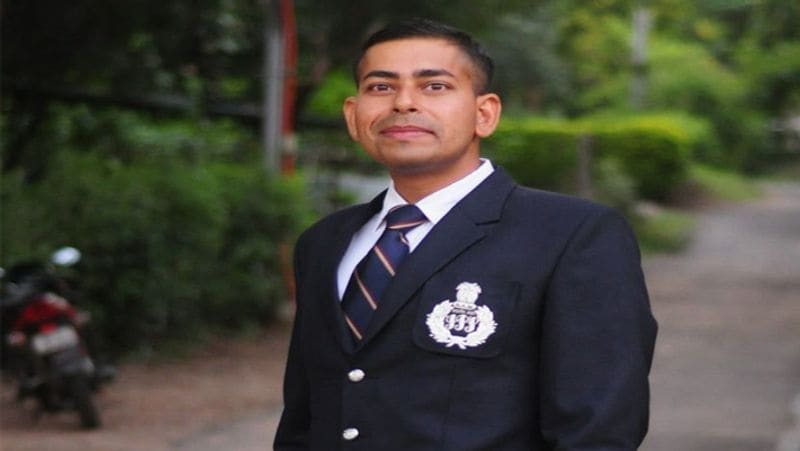 सुकीर्ति माधव ने ये कविता मेरठ में अपनी पहली पोस्टिंग के दौरान लिखी थी। लेकिन कोरोना के कारण इस समय देश में लॉकडाउन है और पुलिस सड़को पे तो ऐसे में उनकी ये कविता काफी पसंद की जा रही है। खासकर पुलिस महकमे में इसे खूब शेयर किया जा रहा है।
