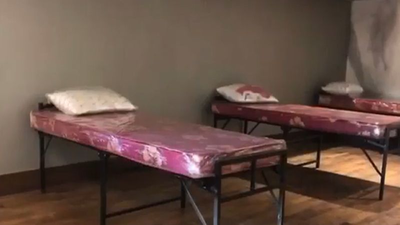 ऑफिस को क्वारनटीन में बदलने से पहले शाहरुख ने लोगों की मदद के लिए कई घोषणा की थी। उन्होंने गरीबों की मदद के लिए पैसे भी दान किए थे। 