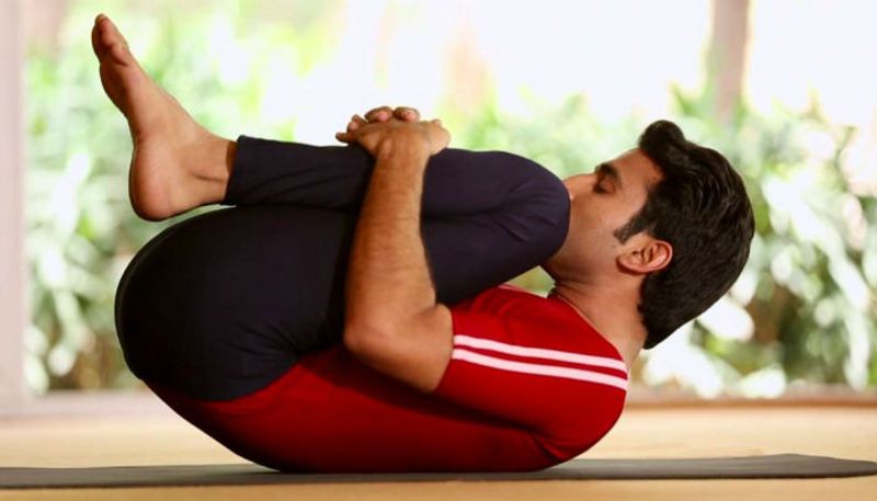 साथ ही साथ यदि आप अपना वजन कम करना चाह रहे हैं तो कोई आधी-अधूरी जानकारी लेकर वजन कम करने की कोशिश न करें। यदि उससे आपका वजन कम हो भी जाता है तो यकीन मानिए फिर से खाना खाने पर आपका वजन फिर से बढ़ सकता है। हमेशा किसी एक्सपर्ट की सलाह लेकर ही कोई डाइट या फिर वर्कआउट फॉलो करें। डाइट के नाम पर सब कुछ खाना ना छोड़ें। क्योंकि खाना न खाने से भी आपका वजन बढ़ सकता है। 