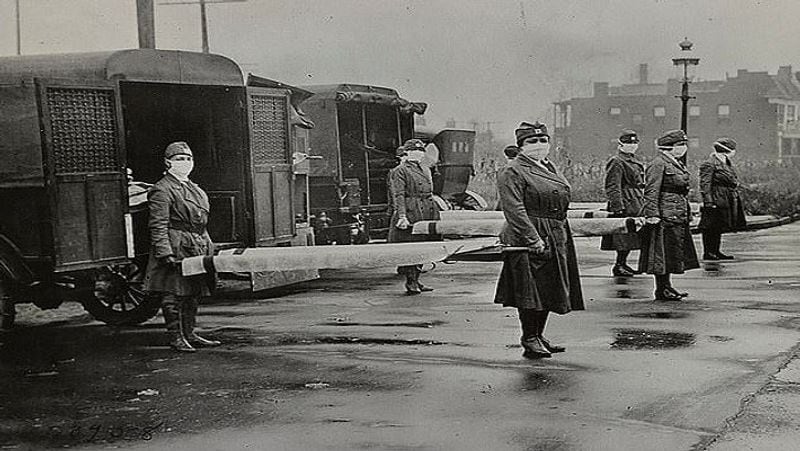 1918 में अमेरिका में स्पेनिश फ्लू फैलने के बाद मिसौरी के सेंट लुइस में महिला हेल्थ वर्कर्स मास्क पहन कर मरीजों को स्ट्रेचर पर अस्पताल ले जा रही हैं। स्पेनिश फ्लू फैलने के बाद मिसौरी में सबसे पहले लॉकडाउन घोषित किया गया था। 