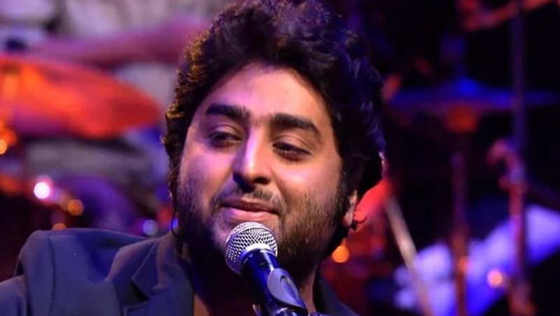 দীর্ঘদিন বাদে সোশ্যাল মিডিয়ায় দৌলতে অরিজিতের দ্বিতীয় বিয়ের খবর প্রকাশ্যে আসে। এমনকী তার বিয়ের খবর নিয়ে প্রশ্ন উঠলেও তিনি ব্যক্তিগত প্রশ্ন জিজ্ঞাসা করতে অস্বীকার করেছিলেন।