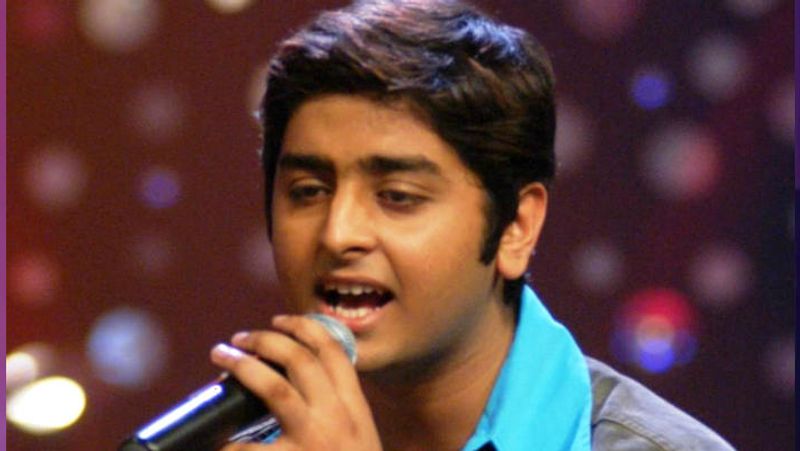 সালটা ২০০৫। 'ফেম গুরুকুল'-এর মাধ্যমে আত্মপ্রকাশ ঘটে অরিজিৎ সিং-এর। তার গলার ম্যাজিক অন্য আবহ তৈরি করে। অল্প সময়ের মধ্যে শ্রোতাদের হৃদয়ের মণিকোঠায় নিজের জায়গা পাকিয়ে নিয়েছেন।