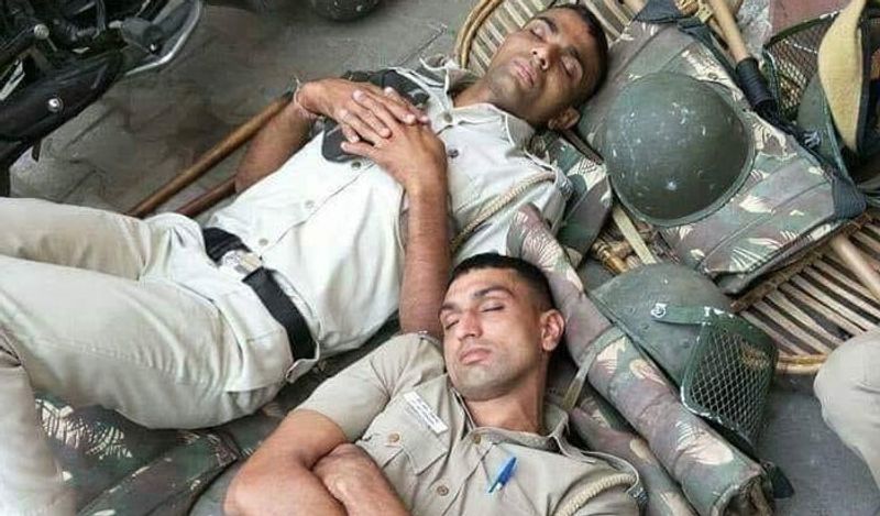 बता दें कि दोनों पुलिस जवान की इस तस्वीर को 29,000 से ज्यादा 'लाइक' और 5,000 से अधिक 'रीट्वीट' मिल चुके हैं। सोशल मीडिया पर लोग इनके बलिदान को प्रणाम कर तारीफ कर रहे हैं। वहीं कुछ लोग लिख रहे हैं कि जब तक हमारे देश में ऐसे पुलिसकर्मी हैं, कोरोना कुछ नहीं कर पाएगा।