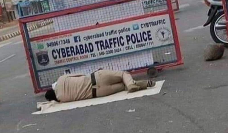 आईपीएस ऑफिसर मधुर वर्मा ने 21 अप्रैल को भी एक तस्वीर ट्विटर पर शेयर की थी। जिसमें एक ट्रैफिक पुलिस का जवान चिलचिलाती धूप में ट्रैफिक बैरियर के पास अपना रूमाल जमीन पर बिछाकर सो गया।