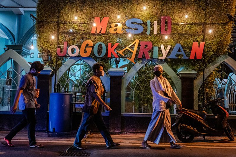 ഇന്തോനേഷ്യയിലെ യോഗകാർട്ടയിൽ കൊറോണ വൈറസ് ബാധയ്ക്കിടെ വിശുദ്ധ റമദാൻ മാസത്തിന്റെ ആരംഭം കുറിച്ച് ജോഗോകറിയൻ പള്ളിയില് നടന്ന തറാവിഹ് പ്രാർത്ഥനയിൽ പങ്കെടുത്ത ശേഷം വിശ്വാസികള് സംരക്ഷണ മാസ്ക് ധരിച്ച് നടക്കുന്നു.