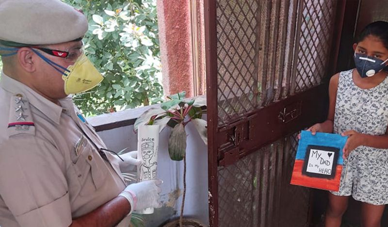 कोरोना योद्धा के तौर पर इस पुलिसवाले की तस्वीर भी सोशल मीडिया पर वायरल हो रही है। इनका नाम है इंस्पेक्टर बिनोद कुमार हैं। ये दिल्ली में तैनात हैं। वह पिछले एक महीने से अपने घर के अंदर नहीं गए हैं। उनका कहना है कि जब मैंने मस्जिदों से लोगों को बाहर निकालकर उनको क्वारंटाइन किया तो मेरे घर वाले डर गए थे। उनकी पत्नी और बच्चे फोन करके रोज उनका हालचाल पूछते हैं ।