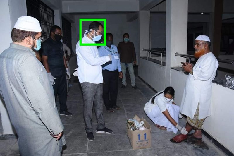 पुलिस के अनुसार, “तस्वीर में दिख रहे शख्स ने गलती से अपने ही पैर पर गेट बंद कर लिया और उसके पैर से काफ़ी खून बहने लगा था, वो डायबिटीज़ का मरीज़ था और खून नहीं रुक रहा था। इसलिये उसे एम्बुलेंस से GGH KNL भेजा गया। घाव गंभीर था और मरीज़ डायबिटिक था इसलिये सही उपचार की गैरमौजूदगी में उसे दिक्कत हो सकती थी। नर्स अपना काम कर रही थी और मरीज़ के खून को रोकने की कोशिश में लगी हुई थी। इस पूरी घटना में हिंदू और मुस्लिम वाला कोई एंगल नहीं है।”