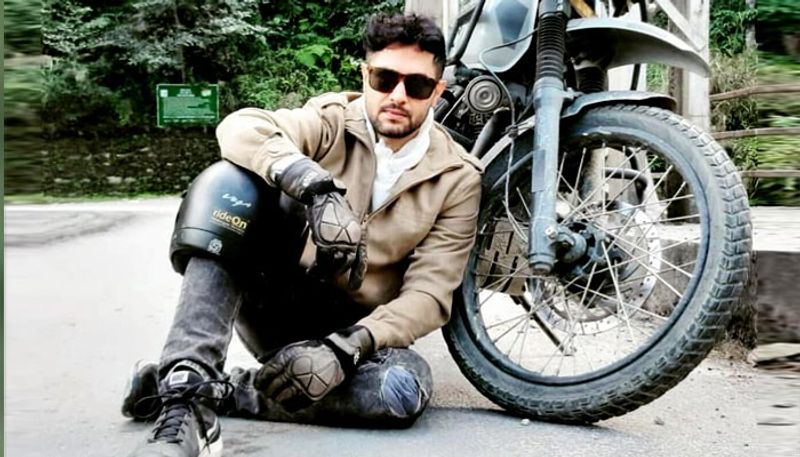 তাঁর দু'টি মিটার মিলিয়ে বিদ্যুৎ বিল এসেছে ছাব্বিশ হাজার টাকা। যা চিন্তাভাবনারও বাইরে। সিইএসসি-কে ট্যাগ করে সমস্যার সমাধানের আশা করেছেন তাঁরা। 