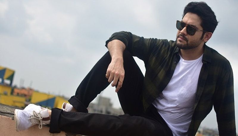 এক বন্ধুর বাড়িতে রয়েছেন তিনি। লকডাউনের নিয়ম কানুন মেনে বাজারে যাচ্ছেন বন্ধুর সঙ্গে। এত কাজের মধ্যে মিস করছেন শ্যুটিং ফ্লোর, ক্যামেরা, সেট, পরিবারের কথা আলাদা করে আর বলার কোনও অর্থ নেই।