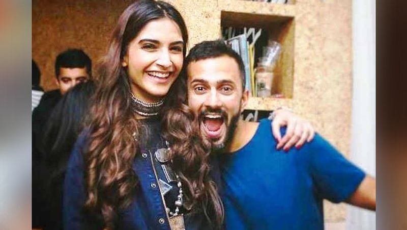 सोनम ने लिखा कि इस सफर में मुझे उससे प्यार हो गया, जिसे मैंने अपना जीवनसाथी चुना। यह फोटो पूर्णता की ओर बढ़ने की निशानी है, जो आपके काम या रिलेशनशिप से हासिल नहीं होती। यह तब आती है जब कोई आपको पूर्णता का अहसास कराता है। 