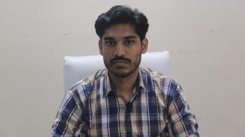 ऐसे में वीर के पिता और बड़े भाई दोनों ने मिलकर ठाना की अब छोटे भाई को सपनों से समझौता नहीं करने देंगे। उनके पिताजी ने तीन प्रतिशत महीने के ब्याज पर पैसा उधार लिया और बेटे को पढ़ाई के लिये दे दिया। 