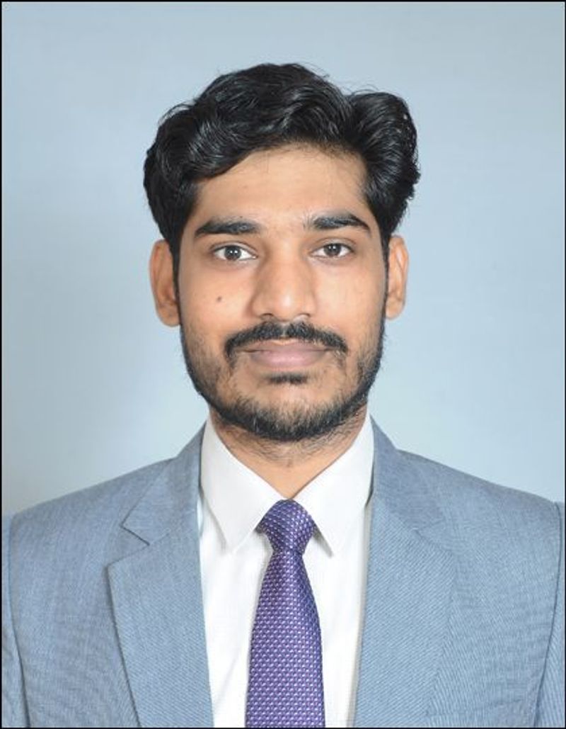 वीर का स्कूल गांव से पांच किलोमीटर दूर था। यह लंबी दूरी वे रोज़ तय करते थे और ऐसे ही उन्होंने कक्षा पांच तक की पढ़ाई पूरी की। पुल के न होने के कारण उन्हें कई बार नदी पार करके स्कूल तक का रास्ता तय करना पड़ता था। पर वे किसी भी हाल में निराश नहीं होते थे। वीर प्रताप सिंह ने प्राथमिक शिक्षा आर्य समाज स्कूल करौरा और कक्षा छह से हाईस्कूल तक की शिक्षा सूरजभान सरस्वती विद्या मंदिर शिकारपुर से हासिल की। 