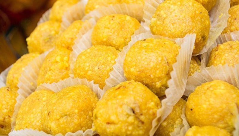 এদিকে ভূমি পুজোর দিন রামকে লক্ষাধিক লাড্ডু নিবেদন করবেন প্রধানমন্ত্রী। এজন্য অযোধ্যার মনি রাম দাস ছাউনিতে লক্ষাধিক লাড্ডু বানান হচ্ছে।