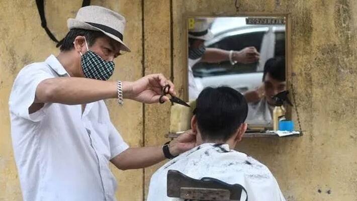 khargone barber cutting shaving and haircut with same infected cloth corona kpr khargone barber cutting shaving and haircut with same infected cloth corona kpr