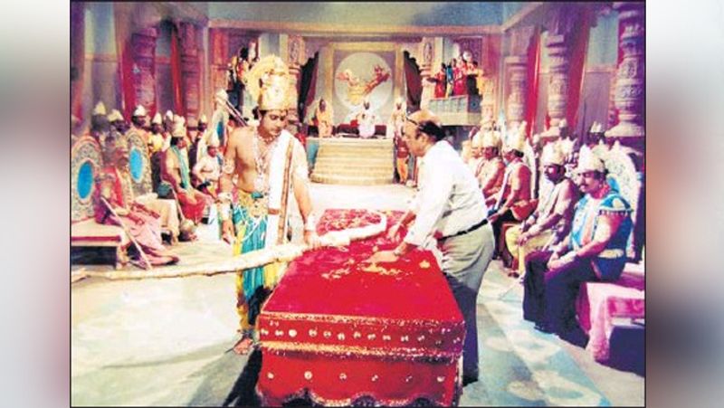 शेयर की फोटो में रामानंद सागर किताब से पढ़कर दीपिका और अरुण गोविल को कुछ समझा रहे हैं। इन तीनों के पीछे लक्ष्मण, भरत और शत्रुघ्न का रोल निभाने वाले स्टार्स खड़े हुए हैं। 