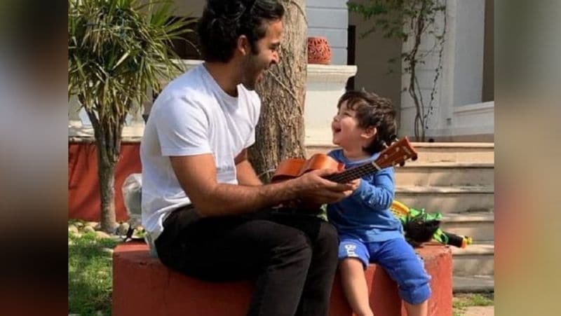कुछ दिन पहले तैमूर का वीडियो वायरल हुआ था। इसमें तैमूर मम्मी करीना के साथ एयरपोर्ट पर नजर आ रहे थे। कार से उतरते ही तैमूर नाराज हो जाते हैं और चिल्लाने लगते हैं। करीना के लाख कोशिश के बाद भी तैमूर उनका हाथ पकड़ने को तैयार नहीं होते।