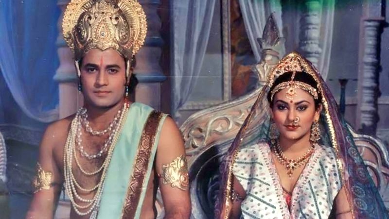 बता दें कि 'रामायण' का पहला प्रसारण 25 जनवरी, 1987 में शुरू हुआ था और यह 31 जुलाई, 1988 तक दूरदर्शन पर दिखाई गई। इसके बाद इसका पुन: प्रसारण कोरोना लॉकडाउन के बीच दूरदर्शन पर दोबारा शुरू हुआ। 